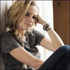 Avec quel label la star signe-t-elle son premier album solo ?