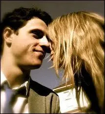 Avec qui sort officiellement Bridgit Mendler depuis 2012 ?