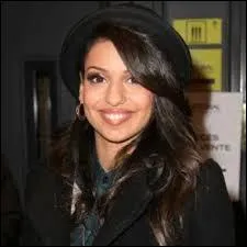 Elle joue de la guitare :