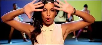 Elle chante  Danse  :