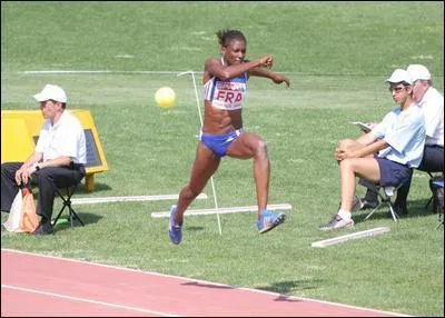 Quelle est cette spcialit athltique, qui demande trois fois de suite une bonne dtente ?