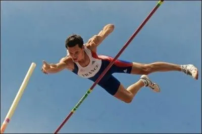 Quel est ce sport dans lequel, pour passer la barre, trs haute, on utilise une grande canne flexible ?