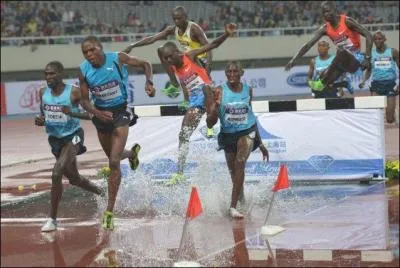 Quel est le nom de cette course, spcialit des kenyans, o l'on doit passer une poutre et une rivire ?