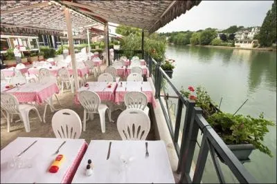 A l'origine, c'est un cabaret populaire de banlieue parisienne officiant aussi comme restaurant et, souvent comme lieu de bal.
