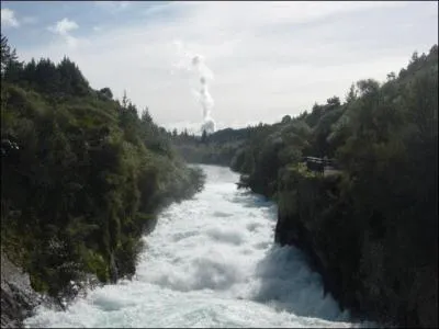 Dans quelle saga littraire de J. R. R Tolkien, l'Eau est-elle une rivire qui nat dans la Comt et arrose Hobbitebourg ?