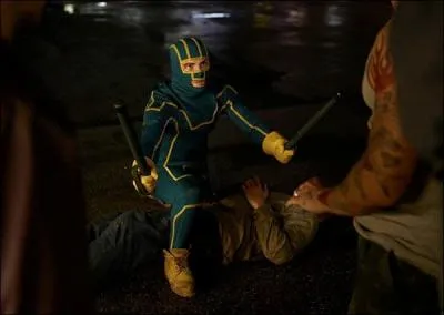 Lors de sa premire intervention, Kick-Ass se fait _______.