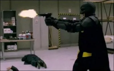 La camra qui filme Big Daddy dans l'entrept est cache dans ______.