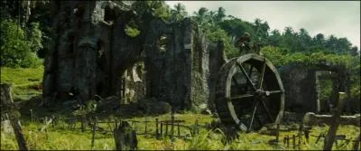 Jack Sparrow vient de s'enfuir avec la cl. Que se passe-t-il au sommet de l'glise alors que le combat continue entre William Turner et James Norrington ?