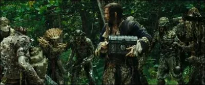  la fin de la scne, James Norrington part en solitaire avec le coffre de Davy Jones, alors qu'il cache le cur dans sa veste. Il se retrouve encercl par l'quipage du  Hollandais Volant . Comment va-t-il s'en sortir ?