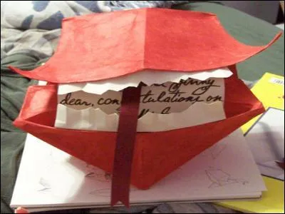 C'est une lettre rouge vif qui explose si on ne l'ouvre pas...