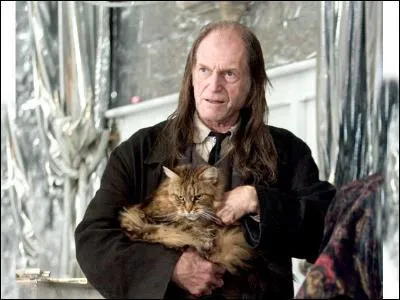 Comment s'appelle la chatte de Mr. Rusard ?