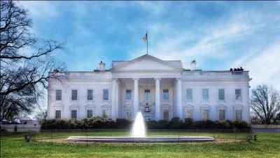 La rsidence officielle et le principal lieu de travail du prsident des EU depuis 1800 est :