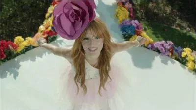 Sur cette photo, Bella chante. Quel est le clip ?