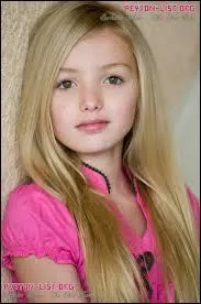 Elle joue dans Jessie. Qui est-ce ?