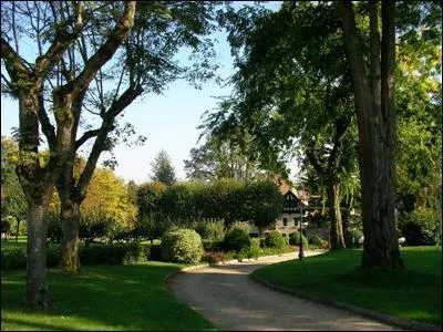 Mon premier aime le lait. Mon deuxime est le contraire de tard. Mon tout est une belle demeure majestueuse.