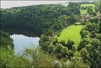 Quel est ce site que George Sand dcrivait comme  un fer  cheval form par la rivire, enserrant un mamelon fertile... Une petite Suisse verdoyante et vallonne  ?