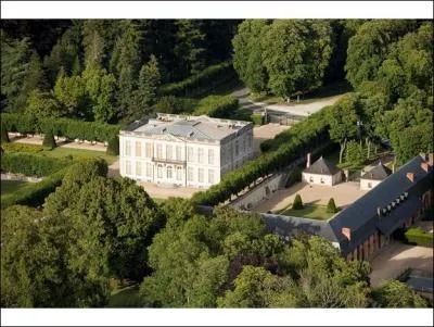 Quel est ce chteau datant de 1759, o verrez un parc de 80 hectares  dcouvrir  l'automne o les liquidambars, les tulipiers de Virginie et les chnes rouges d'Amrique clatent de couleurs ?