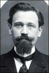 Il fut chef de la sret nationale. Il arrta Jules Bonnot en 1912  Choisy-le-Roi. Il apparat en tant que suprieur de Jules Maigret dans les romans de Simenon.