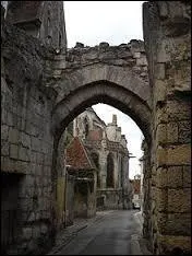 Je me rends  Clermont ( Oise ), ville qui est chef-lieu ...