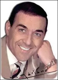 Luis Mariano est resté célèbre notamment pour deux opérettes : ''La Belle de ---------------'' et ''Le Chanteur de ------------------'' . (Complétez ces titres)