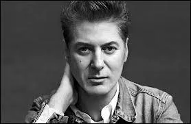 Avec quelle chanteuse Étienne Daho a-t-il formé un duo pour chanter ''Comme un boomerang'' ?