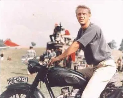 Dans le film  La grande vasion , sur quelle moto Steve McQueen, alias le capitaine Virgil Hilts, tente-t-il de s'enfuir ?