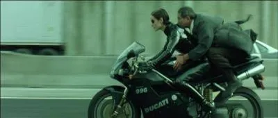 Dans  Matrix Reloaded , Trinity utilise une moto, vous souvenez-vous de la marque ?