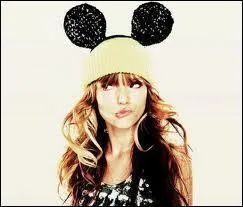 Vrai ou faux. Bella s'est associe  doSomething.org afin d'aider les enfants n'ayant pas l'argent. Ils pourront se payer des affaires scolaires.