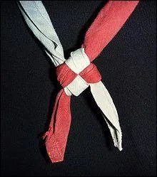 Aprs avoir reu sa fleur bleue, quel nud peut faire une Jeannette  son foulard ?