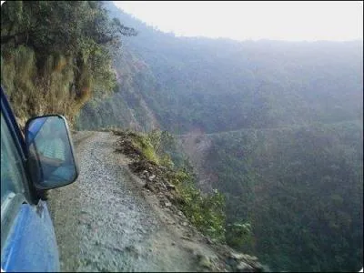 Cette route situ�e en Bolivie est la route la plus dangereuse du monde :