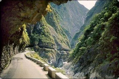 Comment s'appelle cette route qui se situe en Chine ?