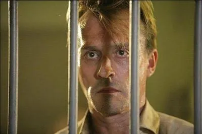 Aprs avoir pig Sucre , Scofield , et Bellick , T-bag se fait  son tour amener en prison , puis rencontre la personne avec laquelle il avait pass un march . Cette personne refuse de le dlivrer . Comment ragit Thodore ?