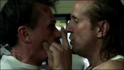 Aprs que T-bag ait dcouvert involontairement le trou par lequel Scofield et les autres comptent s'vader , Abruzzi tente de faire taire ce chanceux , qui s'apprtait  hurler :