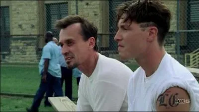 Ici , T-bag parle  l'acrobate , et lui fait remarquer qu'il semble avoir du mal  se faire  la prison ... mais que lui dit-il exactement ?