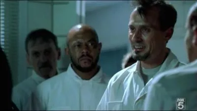 Jour de la grande vasion . Pour dlivrer Lincoln , Scofield et les autres arrivent et voient un garde qui jure de ne rien dire . Quelle est la raction de T-bag ?