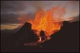 Le volcanisme est d  l'arrive en surface de magma. Le magma est un mlange de roches en fusion et de gaz. Certains magmas donnent des ruptions effusives peu dangereuses, tandis que d'autres provoquent des ruptions explosives prsentant de grands risques :