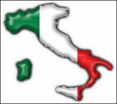 La phrase suivante est en italien, la traduire en franais :  il turista inglese  perso a Napoli e cerca il suo albergo .