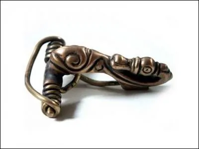 Quel est le bijou ancien, sorte d'agrafe, qui servait  attacher ensemble deux pans de vtements, et parfois remarquablement ouvrage ?