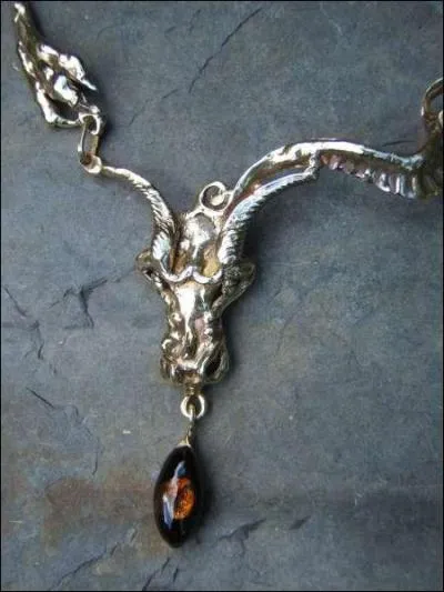 Quel est le nom de ce bijou, pice de parure suspendue  un anneau,  une chanette, etc. ?