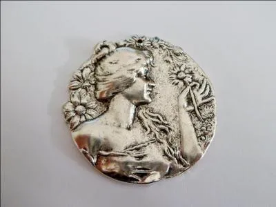 Ce bijou est une grande mdaille fabrique par moulage et non pas frappe. Comment s'appelle-t-il ?