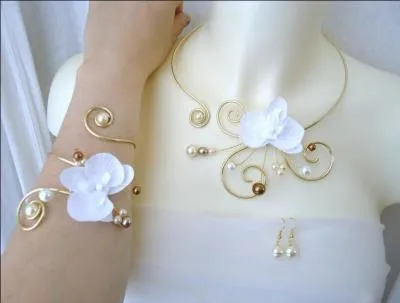 Quel est le nom de ce bijou, compos de plusieurs pices s'accordant entre elles ?