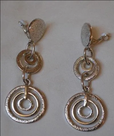 Quel est le systme qui permet de porter un bijou sans le mettre, ni faire un trou ?