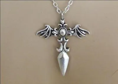 Quel est le nom de ce petit bijou qu'on attache aux chanes de montre et aux bracelets ?