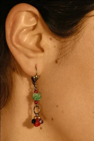 Ce bijou se porte aussi aux oreilles. Comment s'appelle-t-il ?