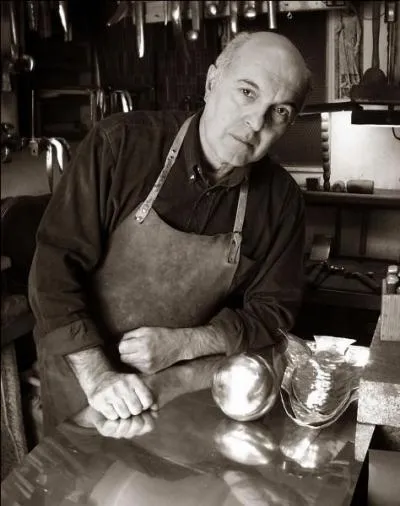 Quel est le mtier qui transforme, fabrique ou restaure des objets en mtal prcieux ?