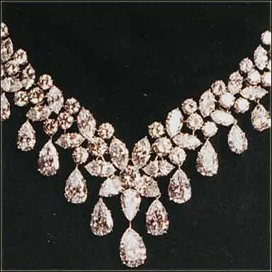 Quel est le nom de ce bijou compos de plusieurs pierres de grand prix, voquant un cours d'eau ?