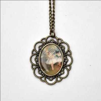 Quel est le bijou comportant un anneau que l'on accroche  une chane autour du cou ou du poignet ?