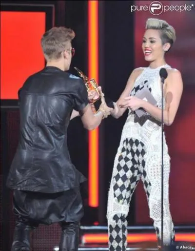 Qui a la plus petite pointure entre Miley Cyrus (ex-Miley Steward et Hannah Montana dans  Hannah Montana ) et Justin Bieber ?