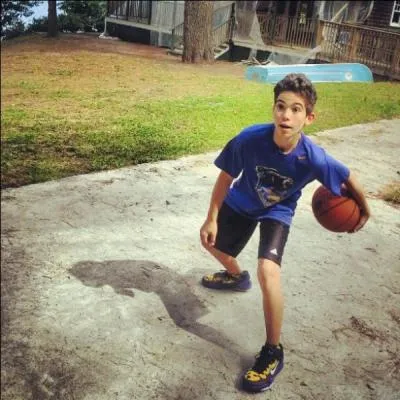 Entre Bradley Steven Perry (Gabe dans  Bonne Chance Charlie ) et Cameron Boyce (Luke dans  Jessie ), quel est le plus g ?