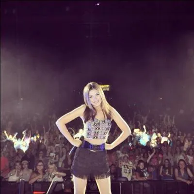 De quel groupe Victoria Justice fait-elle la premire partie en tourne en ce moment ?